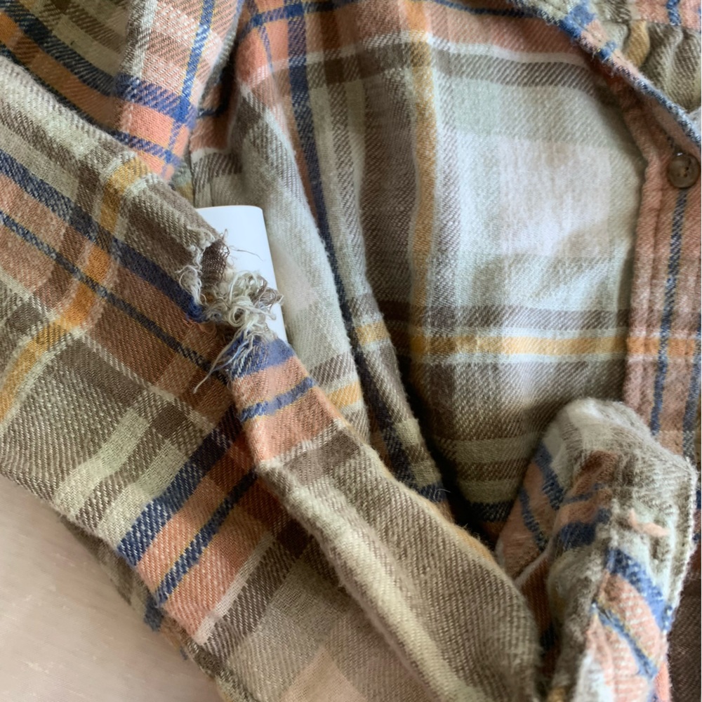 ♡ • SOLD!! American Eagle Distress Flannel - Picture 4 of 5
